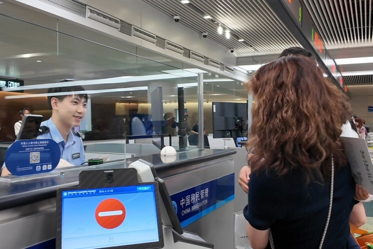 여름철 특별수송 기간, 훙차오국제공항 출입국 여객수 21만 명 돌파