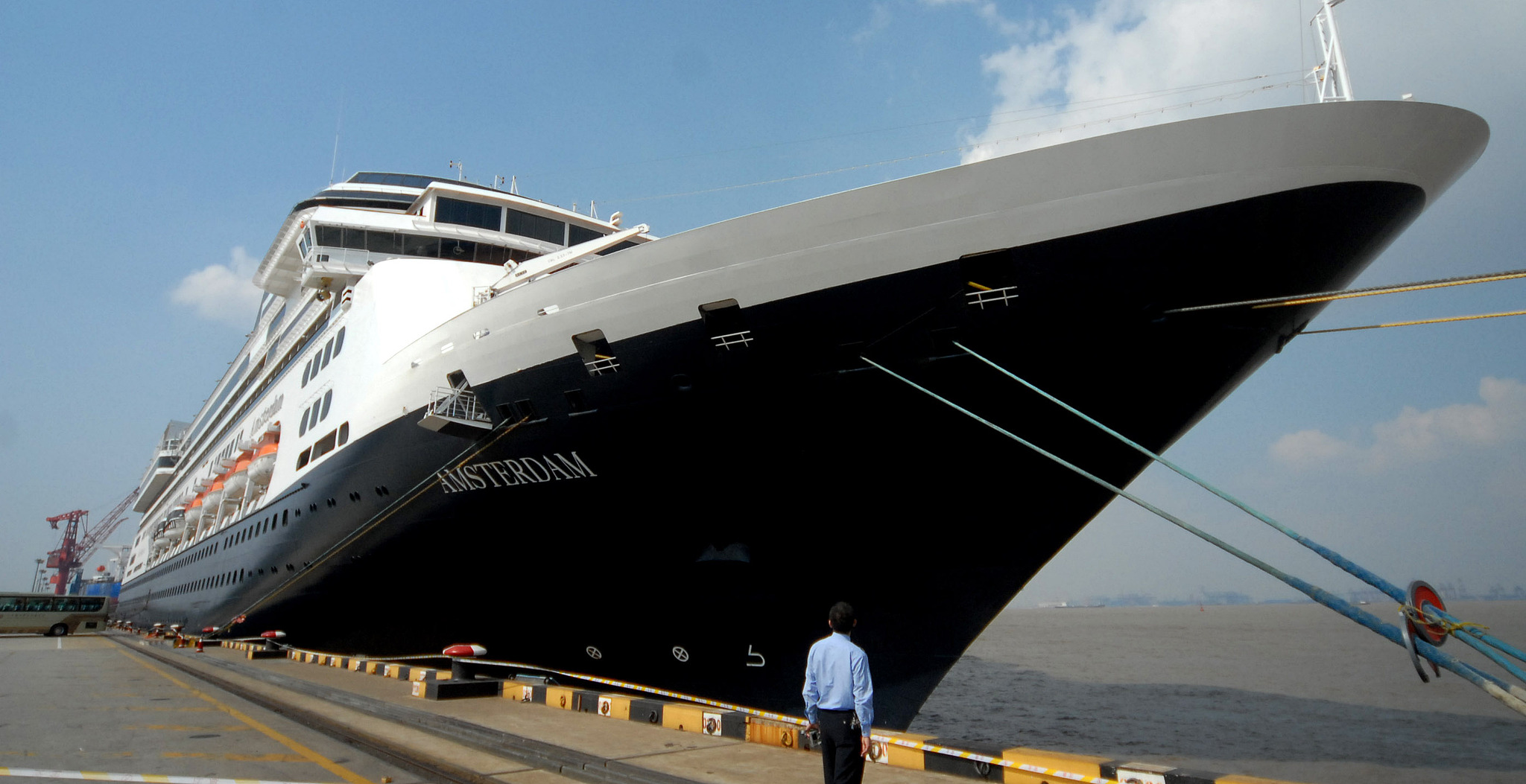 아도라 크루즈, 제1회 해상 영화제 개막