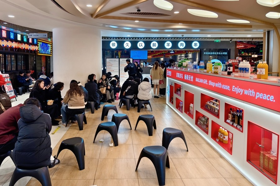 한국 관광객들, 줄 서서 상하이의 맛을 즐기다