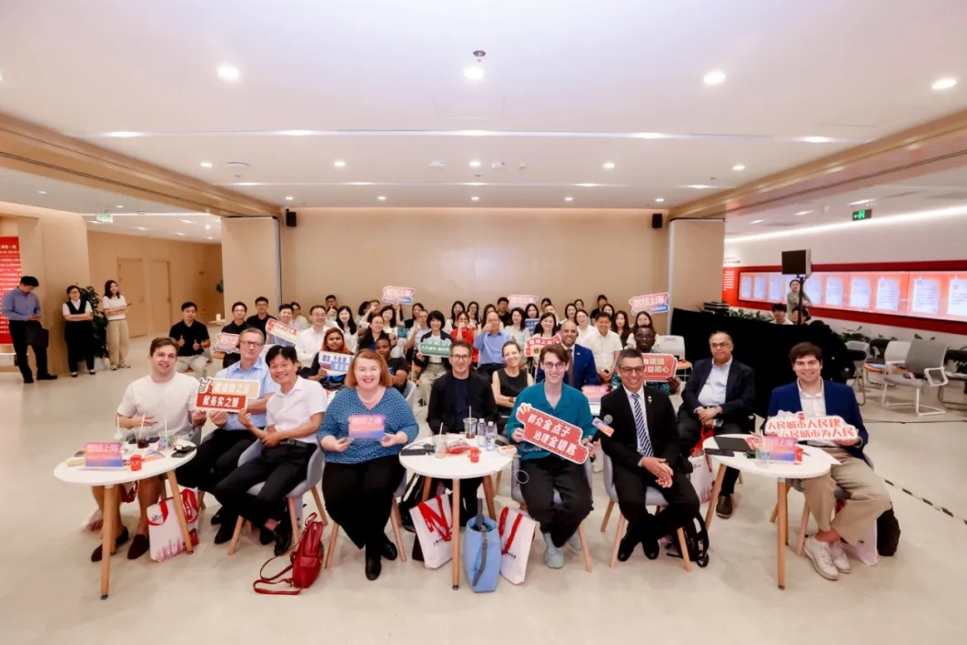 외국인 20여 명, 상하이에 아낌없는 조언