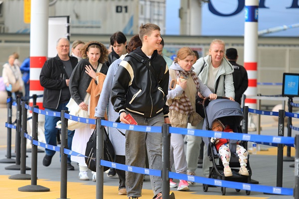 '스펙트럼 오브 더 시즈호'의 두 항차, 외국인 관광객 비율 80% 초과