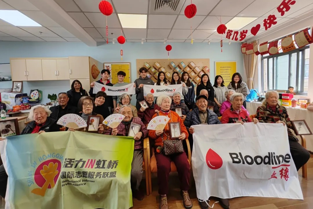 국제 자원봉사자들, 창닝구 지역 사회 어르신 방문